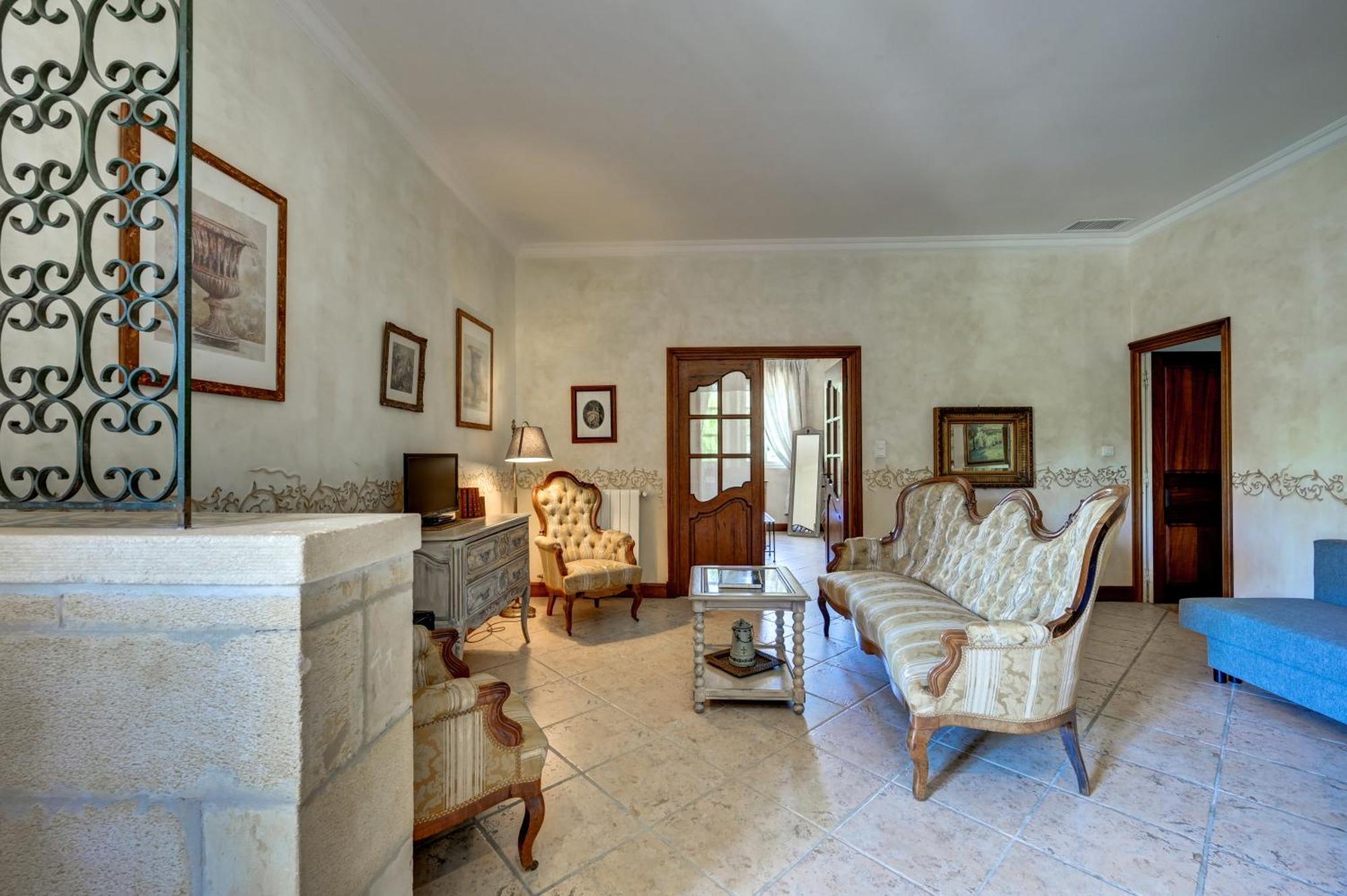Отель Mas Des Comtes De Provence Тараскон Экстерьер фото
